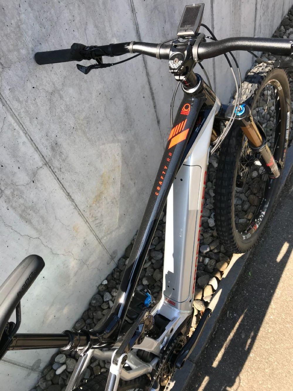 fahrrad mit integriertem licht im rahmen