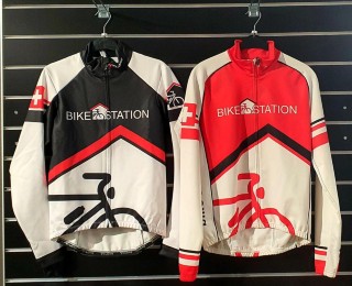 Velozubehör kaufen: Vêtements PEARL IZUMI Kurzarm Shirts / Langarm Shirts / Winterjacken Action