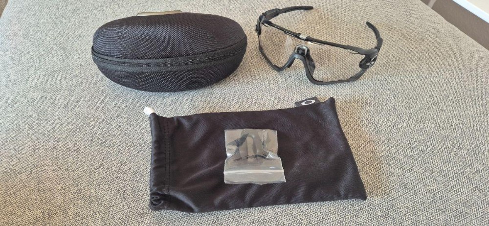 Velozubehör kaufen: Brillen OAKLEY Oakley Jawbreaker Glasses - Photocromic Polished Black Neu
