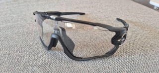 Velozubehör kaufen: Brillen OAKLEY Oakley Jawbreaker Glasses - Photocromic Polished Black Neu